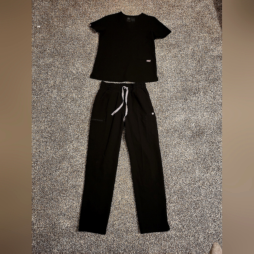FIGS black scrub set